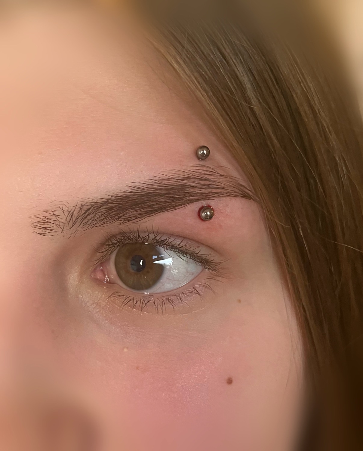 Augenbrauen-Piercing