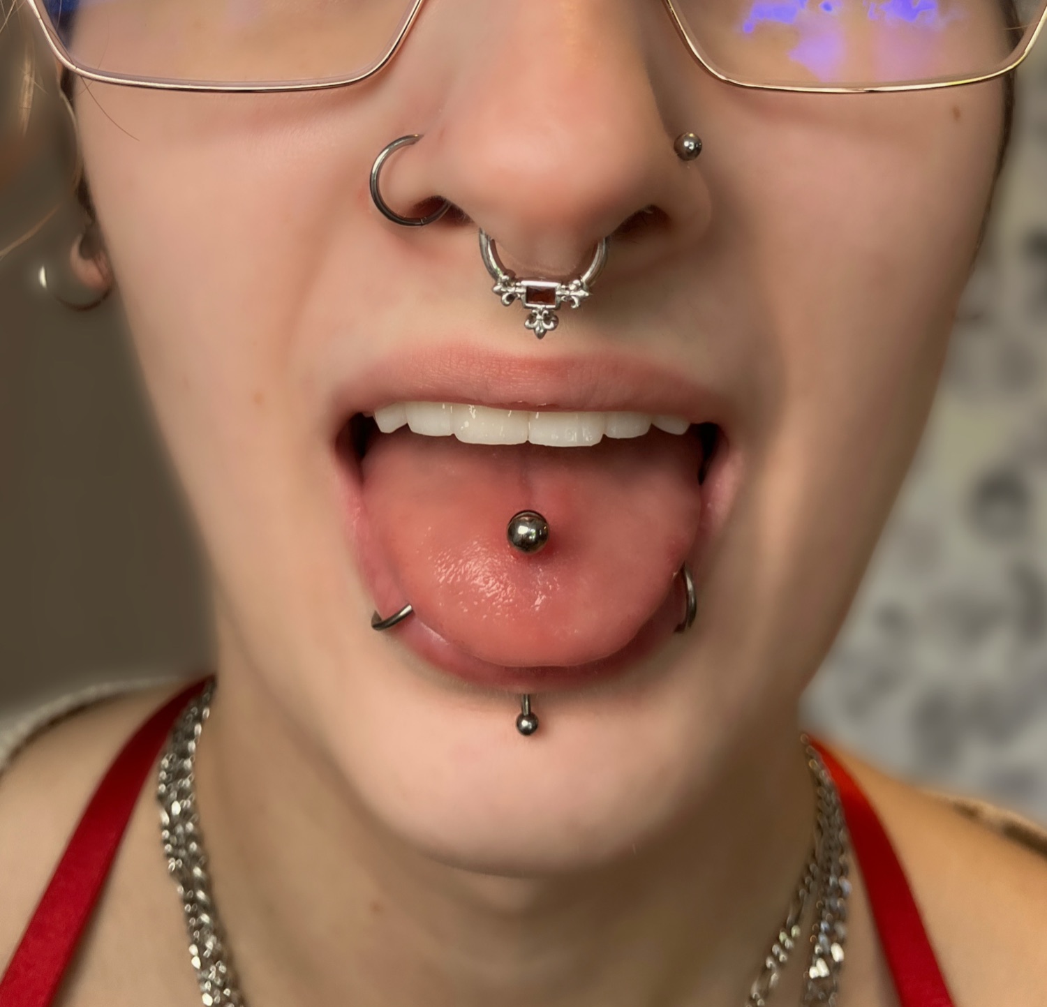 Septum- und Zungen-Piercing